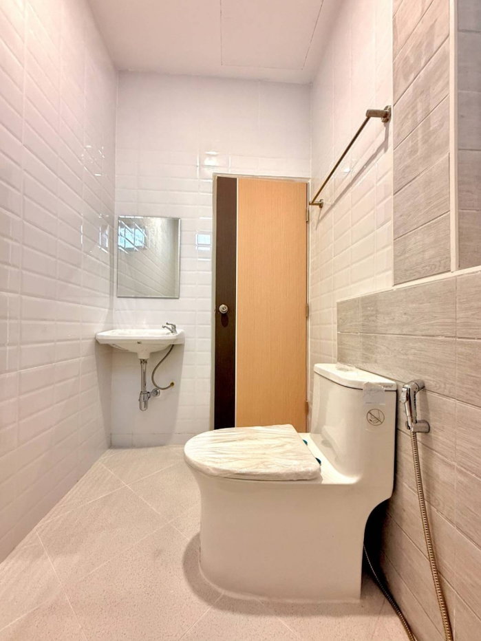 รูป ขายบ้าน รีโนเวทใหม่ หมู่บ้านแสงอรุณ รามอินทรา 68 เนื้อที่ 43 ตร.ว. 3 นอน 2 น้ำ ใกล้รถไฟฟ้าสายสีชมพู สถานีนพรัตน์ ทำเลศักยภาพ พร้อมอยู่ - รูปที่ 26/27