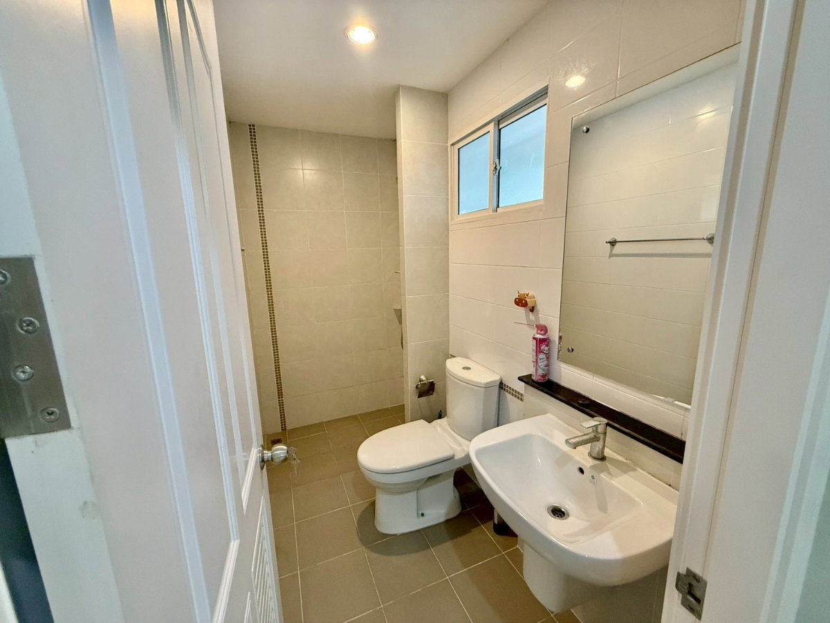 picture 🏠 Spacious side area. Includes a small second house within the same fence/compound. - 16/28