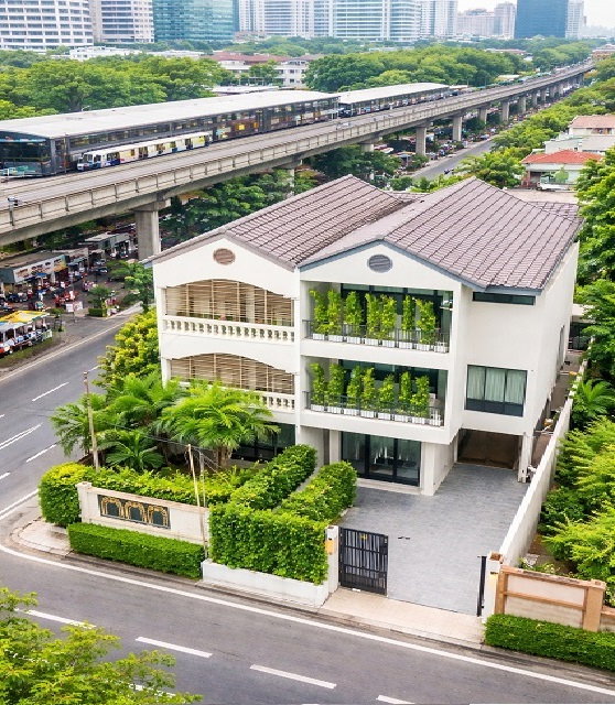 รูป ใกล้BTSเอกมัย 1.2กม.ดีไซน์ทันสมัย ทาวน์เฮ้าส์ใหม่ 3.5 ชั้น 4 นอน 5 น้ำ 31ตร.ว. 380ตร.ม. เมเจอร์ ซีนีเพล็กซ์ เอกมัย 1.5 กม. - รูปที่ 1/8