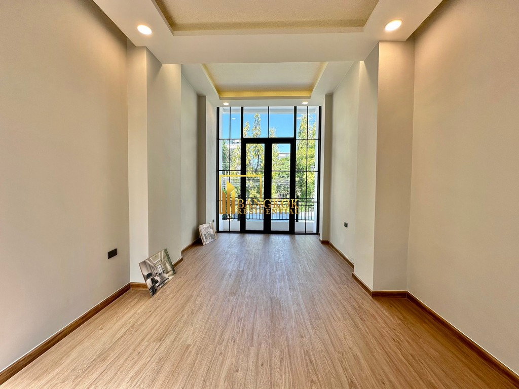 รูป Impressive 3 Bedroom Townhouse For Sale in Ekkamai Area - BR8933TH - รูปที่ 13/35