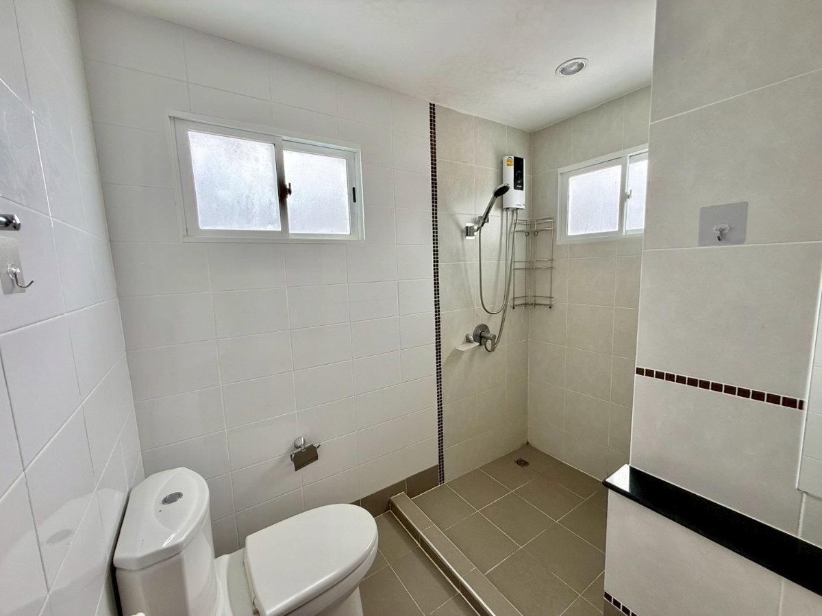 picture 🏠 Spacious side area. Includes a small second house within the same fence/compound. - 28/28