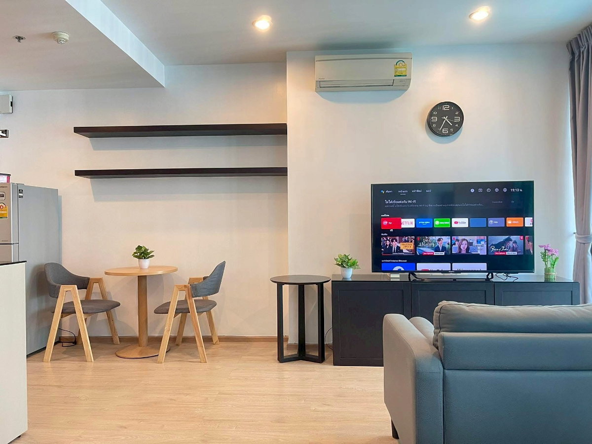 รูป ให้เช่า Ideo Q Chula–Samyan 🏙️🍙 ติด MRT สามย่าน 🚇 วิวสระเงียบสงบไม่ติดถนน 🏖️ เฟอร์ครบพร้อมอยู่ 🛋️✨ ทิศดีไม่ร้อน อยู่สบาย 🔑🍵 - รูปที่ 3/9