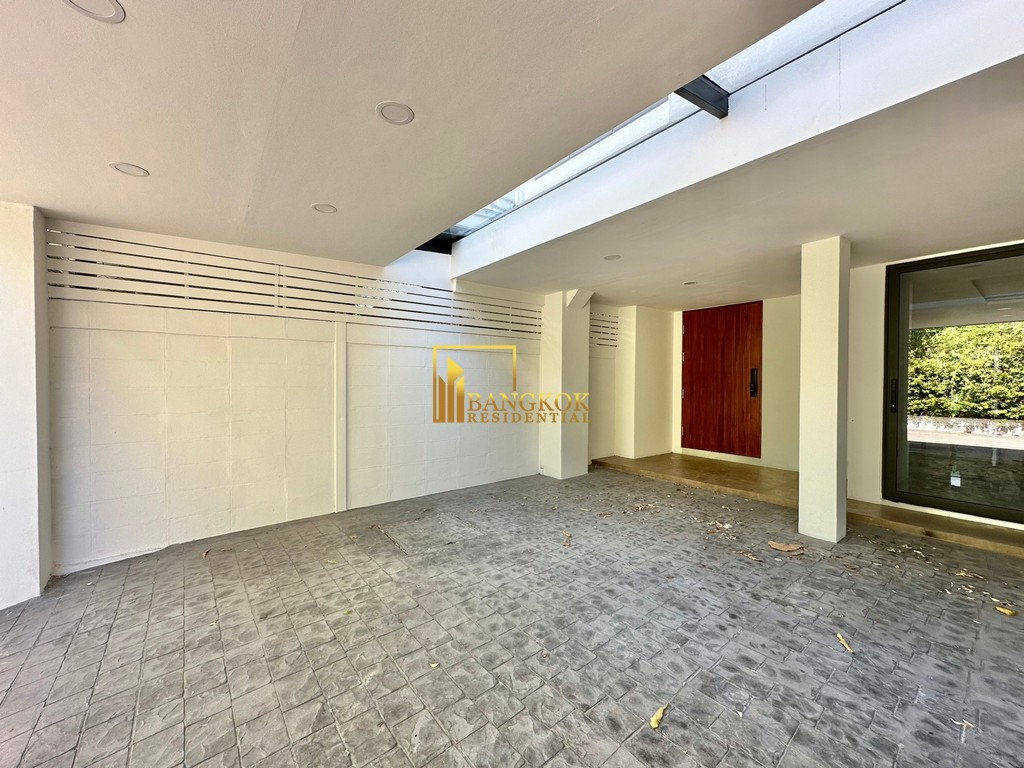 รูป Impressive 3 Bedroom Townhouse For Sale in Ekkamai Area - BR8933TH - รูปที่ 3/35
