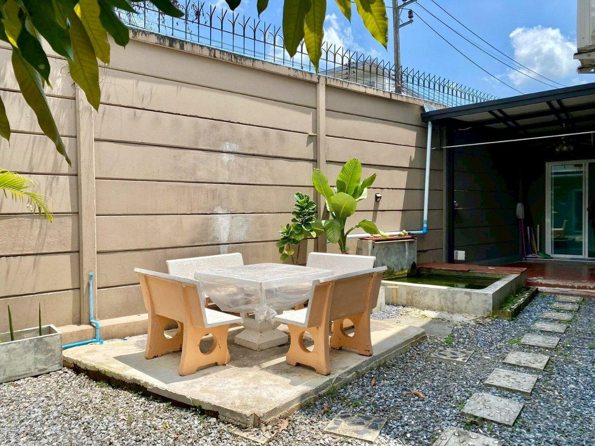 picture 🏠 Spacious side area. Includes a small second house within the same fence/compound. - 10/28