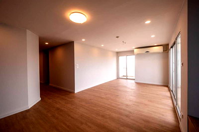 Condos for sale Chandrakasem Rajabhat University : [Urgent Price Drop! P-129371 Sarin Place Ratchayothin Corner Unit 110 sq.m. 10th Floor Built-in Furniture] | 7.11M | line @easythaihome 085-592-2897