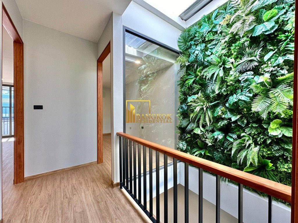 รูป Impressive 3 Bedroom Townhouse For Sale in Ekkamai Area - BR8933TH - รูปที่ 12/35