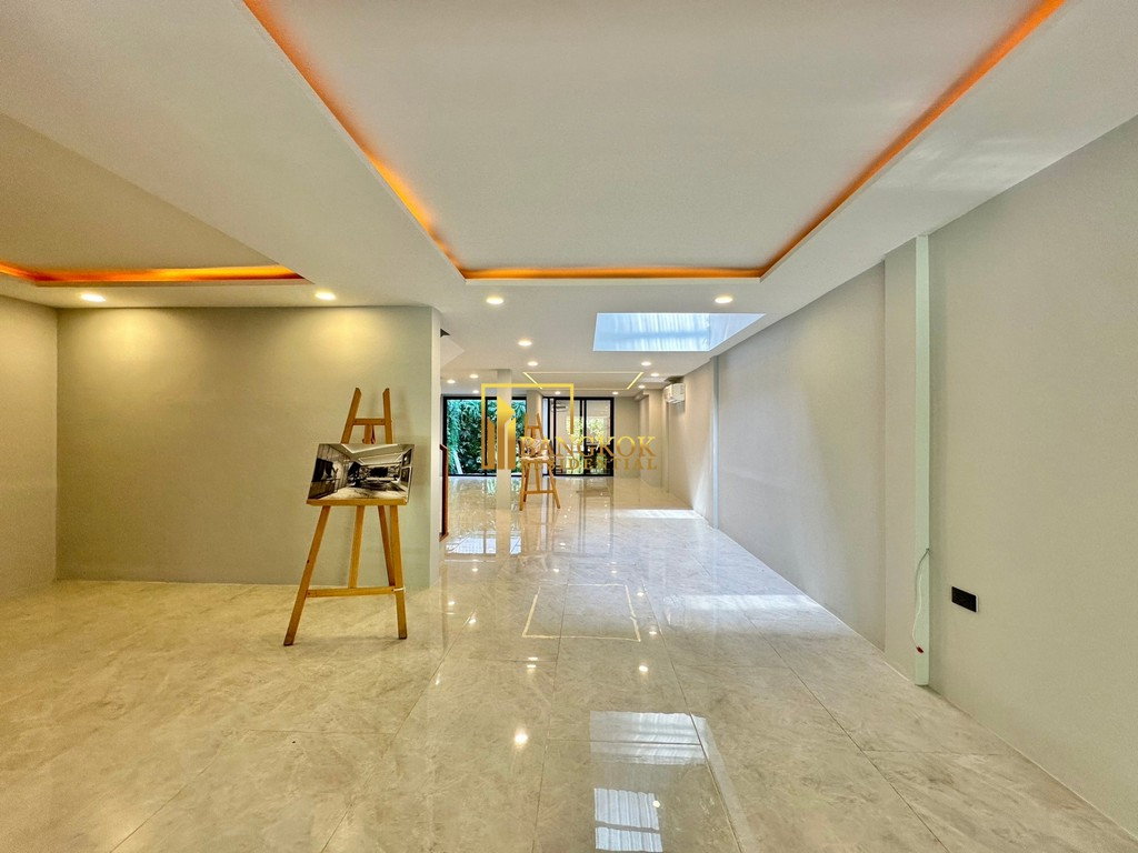 รูป Impressive 3 Bedroom Townhouse For Sale in Ekkamai Area - BR8933TH - รูปที่ 34/35