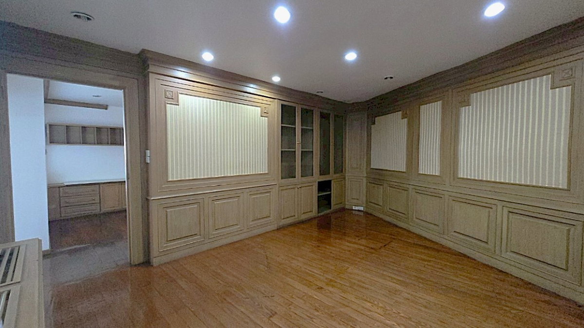 picture Commercial Building with Warehouse for Rent – Ekkamai–Phra Khanong ** NO CO-AGENT ** - 16/26