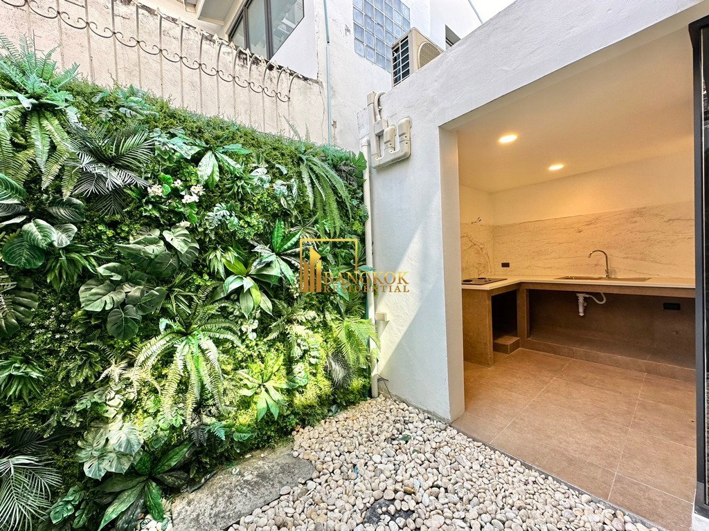รูป Impressive 3 Bedroom Townhouse For Sale in Ekkamai Area - BR8933TH - รูปที่ 9/35