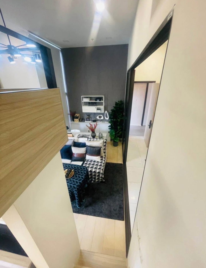 รูป Chewathai Residence Asoke 🏙️🍙 ห้อง Duplex เพดานสูง 3.6 ม. โปร่งโล่ง ✨ ใจกลางอโศก ใกล้ MRT 🚆 เฟอร์ครบพร้อมอยู่ 🛋️  - รูปที่ 5/6