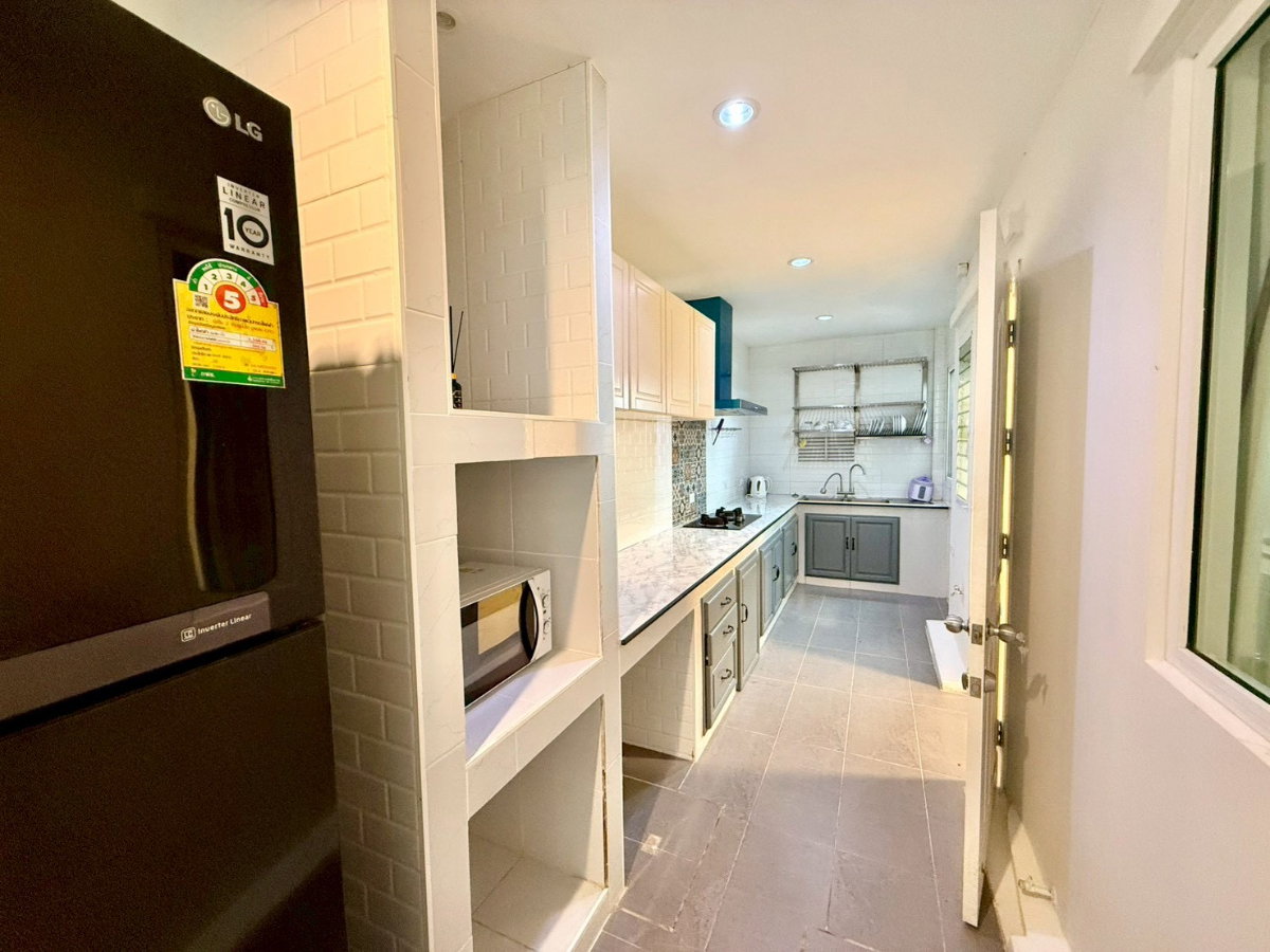 picture 🏠 Spacious side area. Includes a small second house within the same fence/compound. - 19/28