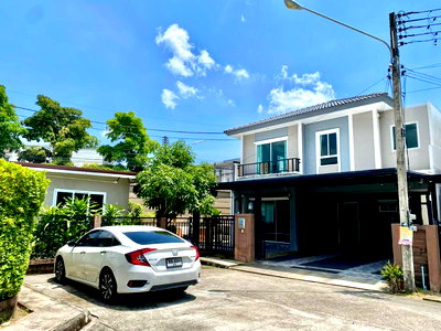 Houses for rent Muang Phuket Phuket : 🏠 Spacious side area. Includes a small second house within the same fence/compound.