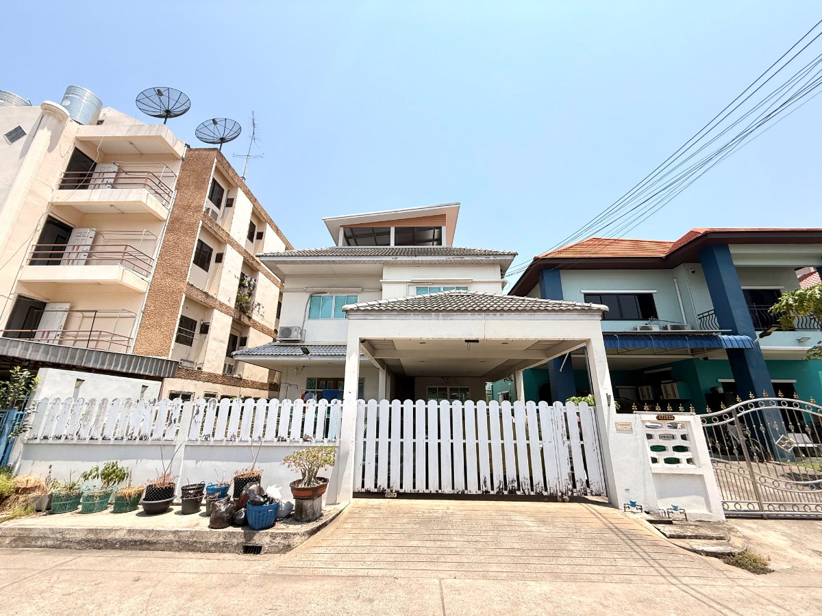 รูป ขายด่วน‼️บ้านเดี่ยว 3 ชั้น มีดาดฟ้า ขนาด 60 วา 3-4 นอน 4 น้ำ จอดรถได้ 2 คัน หมู่บ้านประชาชื่น ซ.บ้านประชาชื่น 16 📌 ทำเลดี ทางด่วนใกล้ห้างสรรพสินค้า - รูปที่ 1/16