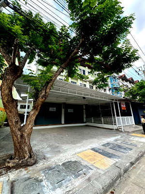 Shophouses for rent วิทยาลัยเทคนิคราชสิทธาราม : Commercial building for rent: 2 units (40 sq.wah) with a 50 sqm front area and parking space in front, located at Khlong Khwang, Bang Bon 5