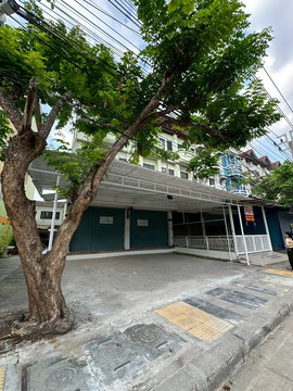 Commercial building for rent: 2 units (40 sq.wah) with a 50 sqm front area and parking space in front, located at Khlong Khwang, Bang Bon 5