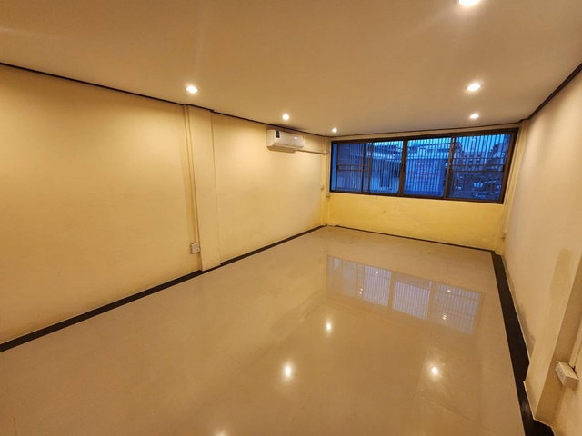 รูป เปิดซิง MRTโชคชัย 4 299ม. ลาดพร้าว 60-64 เดินถึง ติดตลาด MRT รัชดาภิเษก 2.1กม. 6-8นอน 4ชั้น 6น้ำ 6แอร์ Hostel Airbnb ตรงข้าม ตลาดอินดี้ - รูปที่ 3/8