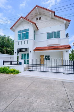 บ้านเดี่ยวหรู 2 ชั้น 3 นอน 100 ตร.ว. 300 ตร.ม.ใกล้ เจพาร์ค ศรีราชา 500 ม. หลังมุม สภาพสวย ทำเลศรีราชา . ศรีราชาะนิคมอุตสาหกรรม