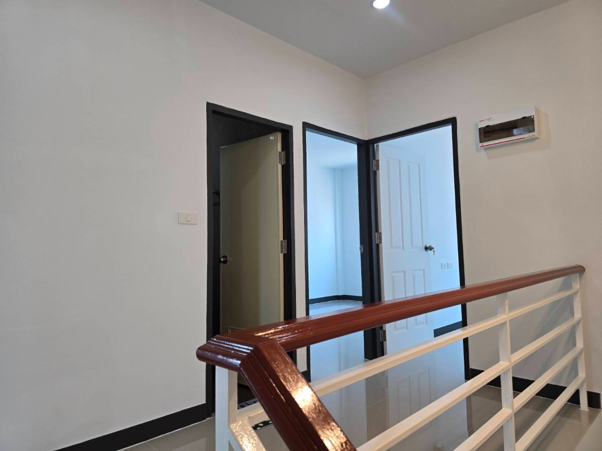 รูป ทาวน์โฮม 2 ชั้น หมู่บ้านราชพฤกษ์ สุวรรณภูมิ–ลาดกระบัง เฟส 2 ซอยฉลองกรุง 61 ใกล้สนามบินสุวรรณภูมิ รีโนเวทใหม่ มีเฟอร์นิเจอร์ - รูปที่ 25/36