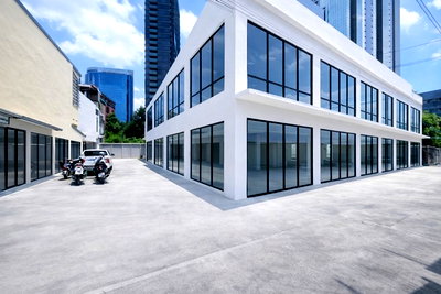 เช่าอาคารพาณิชย์ สีลม สาธร : โกดังให้เช่า 2นอน 4ห้องน้ำ ใกล้ BTS สุรศักดิ์ 200ม. และ เซ็นทรัล บางรัก 550 ม. 160ตร.วา 822ตร.ม. Showrooms 6คูหา เดอะ แบงค็อก สาทร