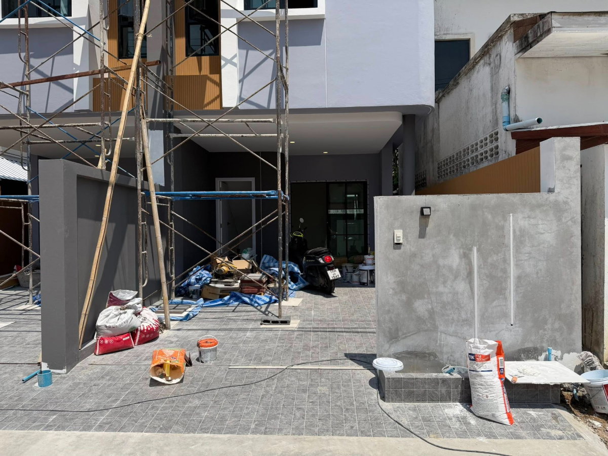 รูป ขายบ้านสร้างใหม่ สไตล์โมเดิร์น 2 ชั้น ในหมู่บ้านมณีคราม 📍 ถนนขวาง  - รูปที่ 3/16