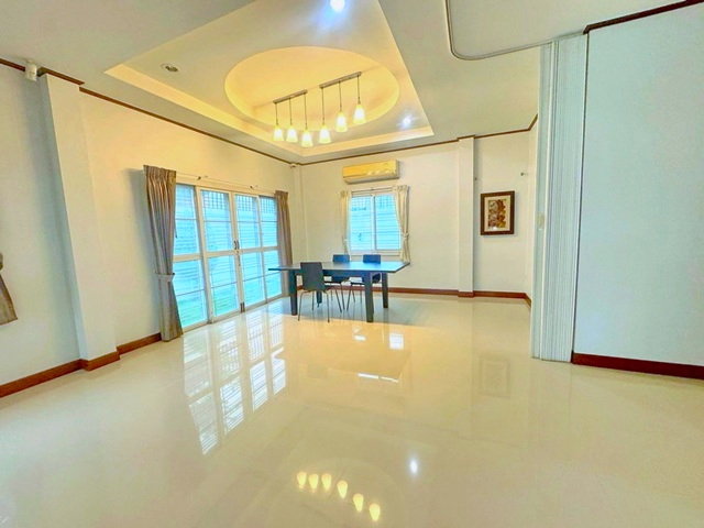 รูป บ้านเดี่ยวหรู 2 ชั้น 3 นอน 100 ตร. หลังมุม สภาพสวย ศรีราชาะนิคมอุตสาหกรรม ใกล้ เจพาร์ค ศรีราชา 500 ม. ว. 300 ตร.ม. - รูปที่ 4/8