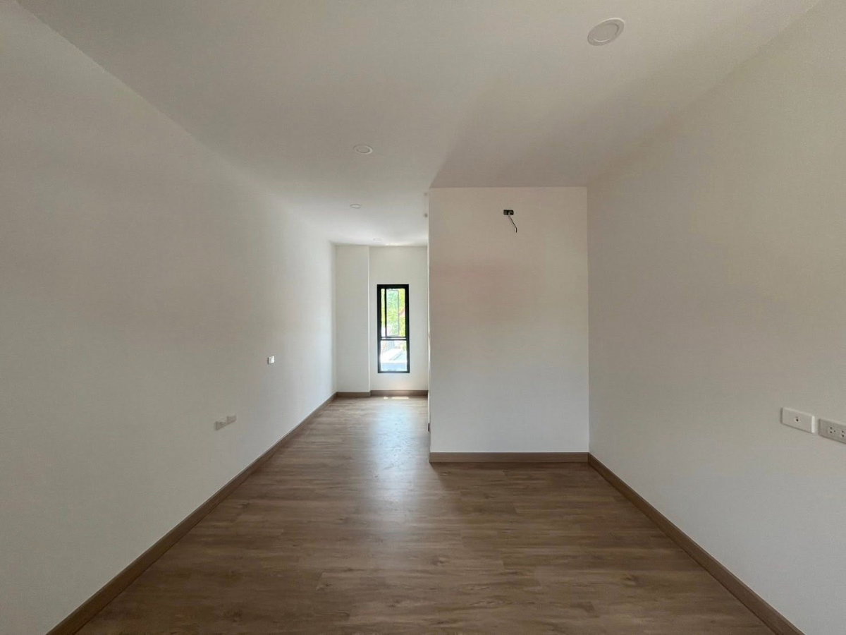 รูป ขายบ้านสร้างใหม่ สไตล์โมเดิร์น 2 ชั้น ในหมู่บ้านมณีคราม 📍 ถนนขวาง  - รูปที่ 6/16