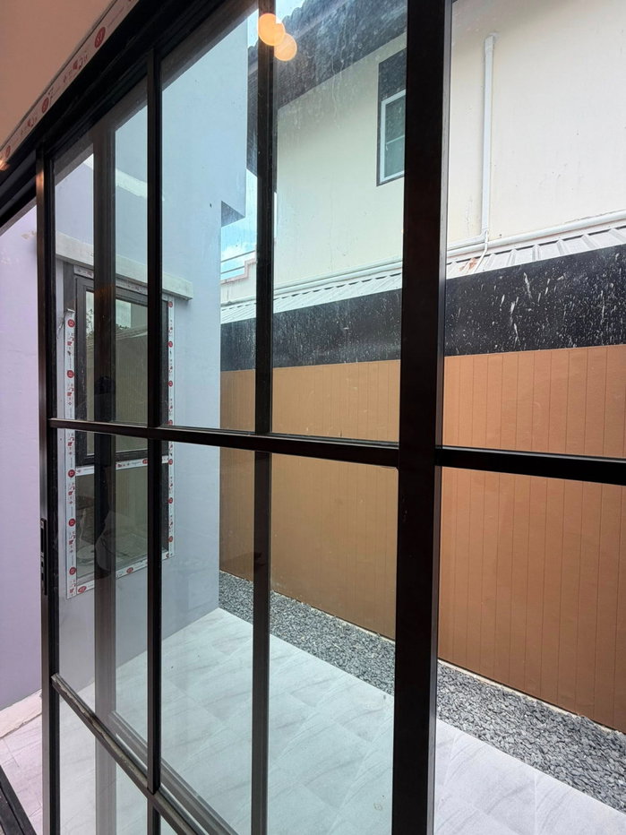 รูป ขายบ้านสร้างใหม่ สไตล์โมเดิร์น 2 ชั้น ในหมู่บ้านมณีคราม 📍 ถนนขวาง  - รูปที่ 16/16