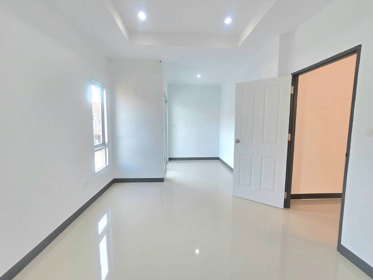 รูป ทาวน์โฮม 2 ชั้น หมู่บ้านราชพฤกษ์ สุวรรณภูมิ–ลาดกระบัง เฟส 2 ซอยฉลองกรุง 61 ใกล้สนามบินสุวรรณภูมิ รีโนเวทใหม่ มีเฟอร์นิเจอร์ - รูปที่ 27/36
