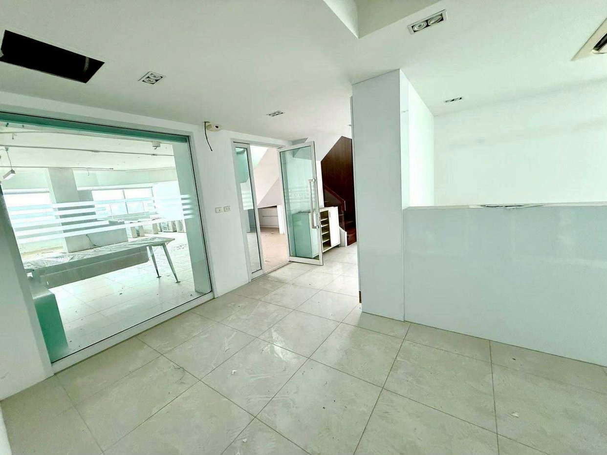 picture Spacious Condo for Sale Ratchada | Family Home Best Value | Near MRT Thailand Cultural Centre | 13,900,000 THB | คอนโดขนาดใหญ่ขาย รัชดา เหมาะสำหรับครอบครัว คุ้มค่า ใกล้ MRT ศูนย์วัฒนธรรมแห่งประเทศไทย 13,900,000 บาท – LTH14958 - 2/5