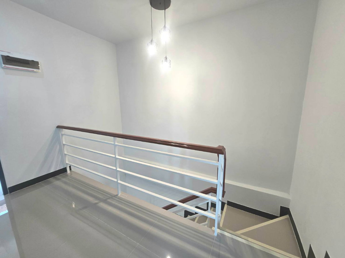 รูป ทาวน์โฮม 2 ชั้น หมู่บ้านราชพฤกษ์ สุวรรณภูมิ–ลาดกระบัง เฟส 2 ซอยฉลองกรุง 61 ใกล้สนามบินสุวรรณภูมิ รีโนเวทใหม่ มีเฟอร์นิเจอร์ - รูปที่ 26/36