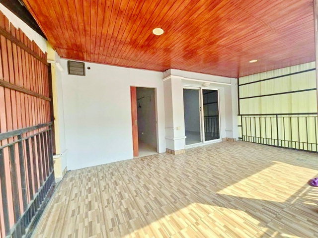 รูป ใกล้รถไฟฟ้าสายสีแดง หลักหก 600ม. โปร่งโล่ง 19 ตร.วา. 150 ตร.ม. ม.รังสิต 1.88กม. ทาวน์เฮ้าส์ 2ชั้น 3นอน 2น้ำ - รูปที่ 2/8