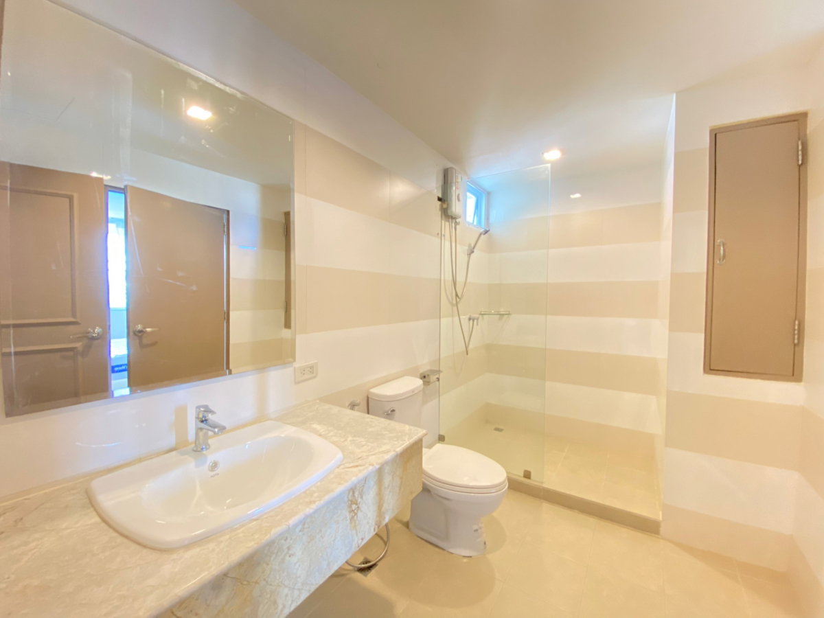 รูป For rent D.S. Tower Tower 1 ขนาด 257.56 sq.m. 3 bedroom ตกแต่งครบพร้อมเครื่องใช้ไฟฟ้า @100,000 Baht - รูปที่ 8/20