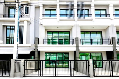 เช่าทาวน์โฮม ถนนสุขสวัสดิ์ : ถ.สุขสวัสดิ์31-37 ทาวน์โฮม 3ชั้น 3นอน 3น้ำ ตลาดพระประแดงอาเขต ห้างบิ๊กซี สุขสวัสดิ์ 400 ม. ใกล้แยกพระประแดง 400 ม. 22 ตร.ว. 260 ตร.ม.