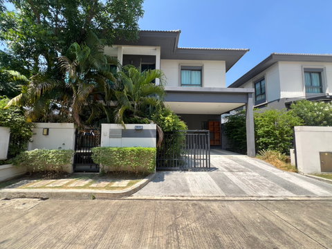 Two-story detached house for sale in Bangkok Boulevard Srinakarin-Bangna.