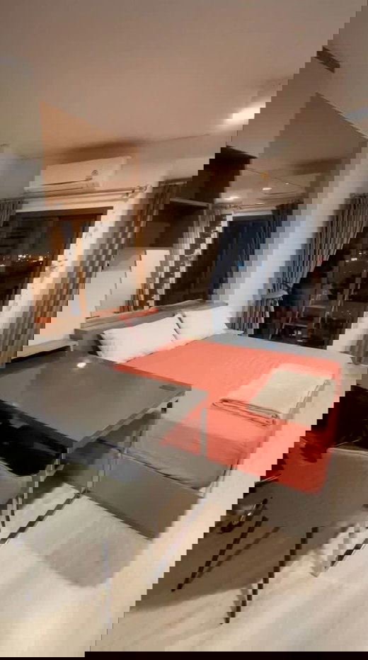 รูป Ideo Sathorn Wongwian Yai【𝐑𝐄𝐍𝐓】🔥ห้องเรียบง่าย เฟอร์ครบ จัดวางลงตัว ใช้งานสะดวกทุกมุม🔥 ติดต่อไลน์ไอดี: @hacondo - รูปที่ 1/10