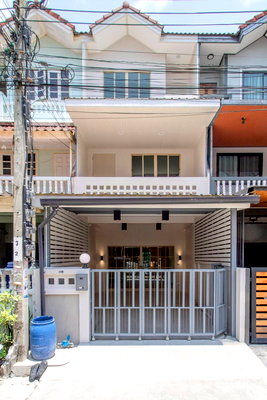 Townhouses for sale Bangkok : 3-BR Townhouse at Sinthawee Village 8 Rama 2 in Chom Thong (ID 2799479)