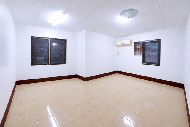 รูป เมกาบางน 1กม. 3นอน บางนา-ตราด51-55 ใหม่ ใกล้โลตัส บางนา 900 ม. 2น้ำ บ้านเดี่ยว 50 ตร.ว. พร้อมแอร์ใหม่ 3 ตัว ทำเลบางนา-ตราด กม.8 - รูปที่ 2/8