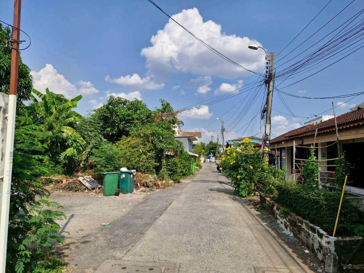 รูป ที่ดินเปล่า ทำเลดี 117 ตร.ว. รามอินทรา 27 แยก 5 เขตบางเขน  ด้านหน้าติดถนนคอนกรีต ด้านหลังติดคลอง เหมาะสร้างบ้านหรือทำออฟฟิศย่อมๆ - รูปที่ 7/17