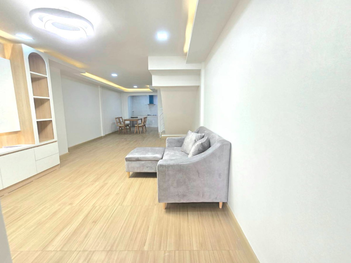 รูป ทาวน์เฮาส์ 2ชั้น รีโนเวทใหม่ ทำเลดี มีระเบียง ด้านหน้า ม.กฤษณา ซอย 1/5 ถนนร่มเกล้า 12 มีนบุรี ราคาถูก - รูปที่ 6/28