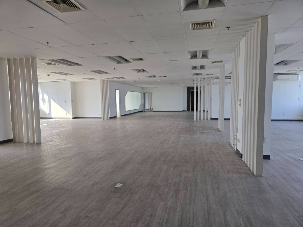 picture WS7106 🏢🔥 Large office space for rent at Forum Tower, Ratchada 🔥🏢 Near MRT, convenient transportation. Only 286,000 THB/month. - 3/11