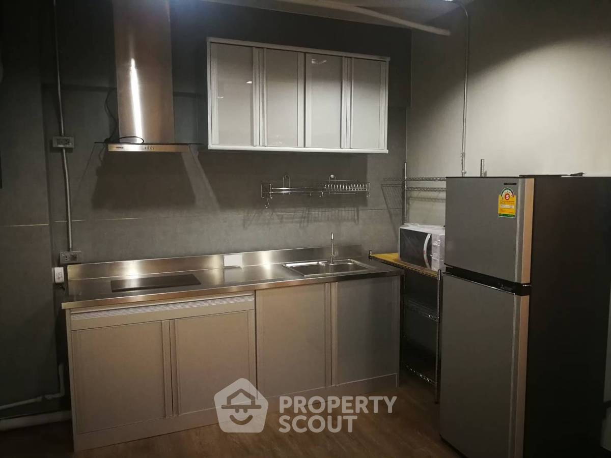 picture 3-BR Condo at Pathumwan Place Condominium near BTS National Stadium (ID 2802177) - 7/16