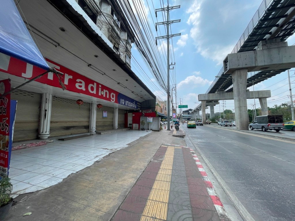 รูป ให้เช่าโชว์รูม 200 ตรม. หรืออาคารพาณิชย์ชั้นล่าง 3.5 ห้อง ติดถนนรามอินทราใกล้กับ ม. เกริก และเซนทรัลรามอินทรา - รูปที่ 20/27