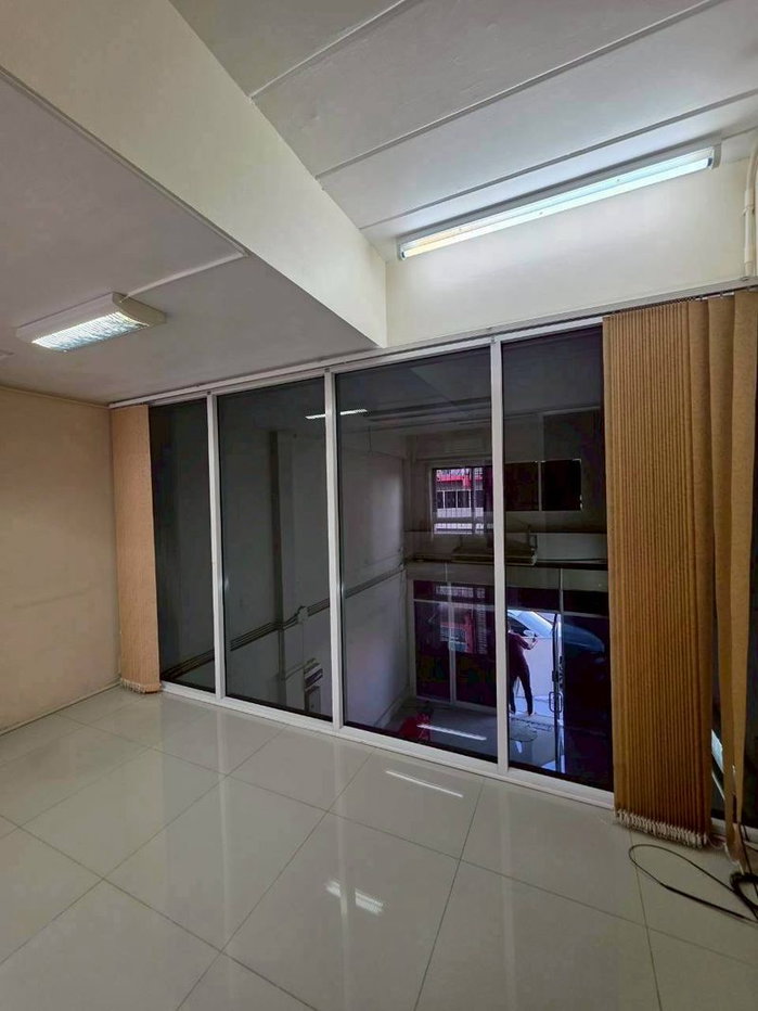รูป ให้เช่าอาคารพาณิชย์ 3 ชั้นครึ่ง ติดถนนมอเวย์ ศรีราชา - รูปที่ 3/15