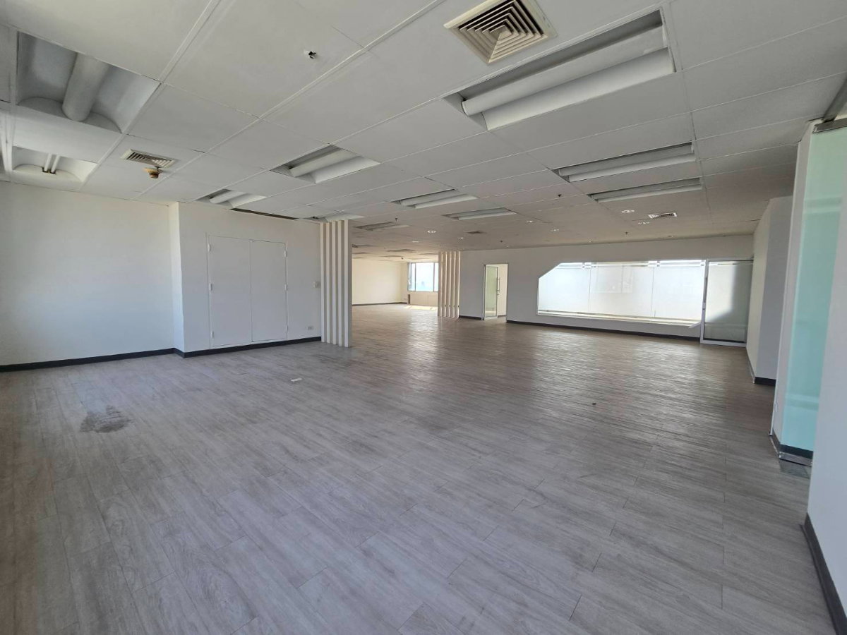 picture WS7106 🏢🔥 Large office space for rent at Forum Tower, Ratchada 🔥🏢 Near MRT, convenient transportation. Only 286,000 THB/month. - 6/11