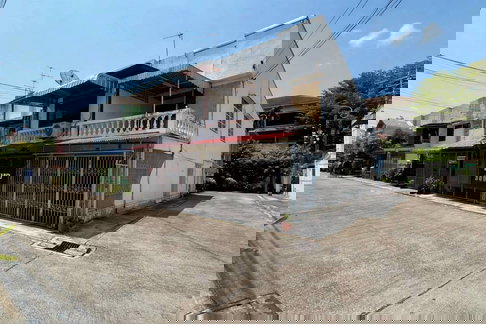 Two-story corner townhouse for rent in Soi On Nut 48. Ready to move in. (N.2036)