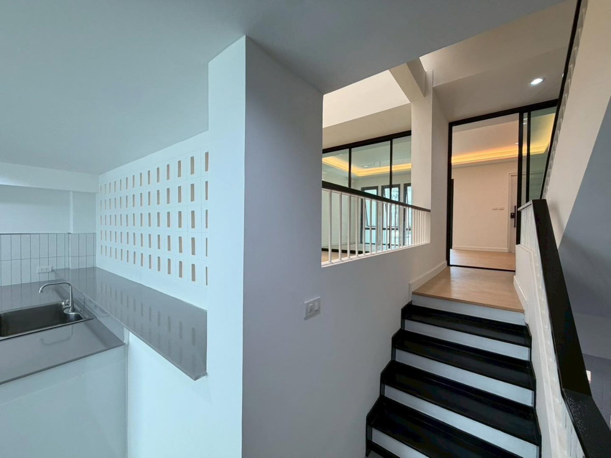 รูป ทาวน์โฮม 4.5ชั้น พร้อมลิฟต์ -สุขุมวิท101 (Sukhumvit 101) ตกแต่งใหม่พร้อมอยู่ -ทำเลใกล้ BTS ปุณณวิถี สายสีเหลือง - รูปที่ 22/56