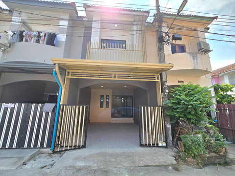 ทาวน์เฮ้าส์ 2 ชั้น รีโนเวทใหม่ หมู่บ้านพีรวัส ซอยเพิ่มสิน 56 ตรงข้ามสวนน้ำสายไหม ถนนเมน ทำเลดี เดินทางสะดวก