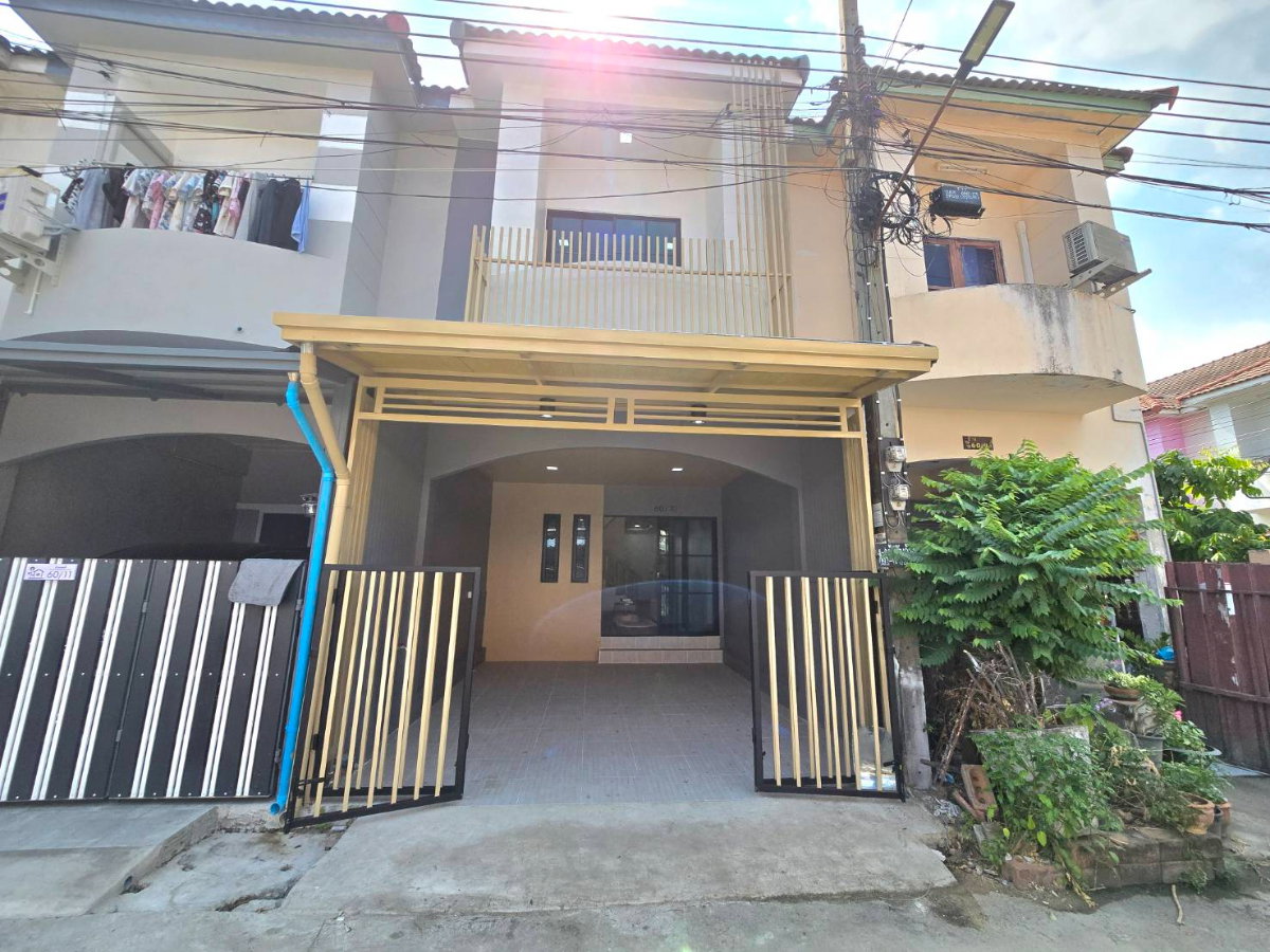 รูป ทาวน์เฮ้าส์ 2 ชั้น รีโนเวทใหม่ หมู่บ้านพีรวัส ซอยเพิ่มสิน 56 ตรงข้ามสวนน้ำสายไหม ถนนเมน ทำเลดี เดินทางสะดวก - รูปที่ 1/32