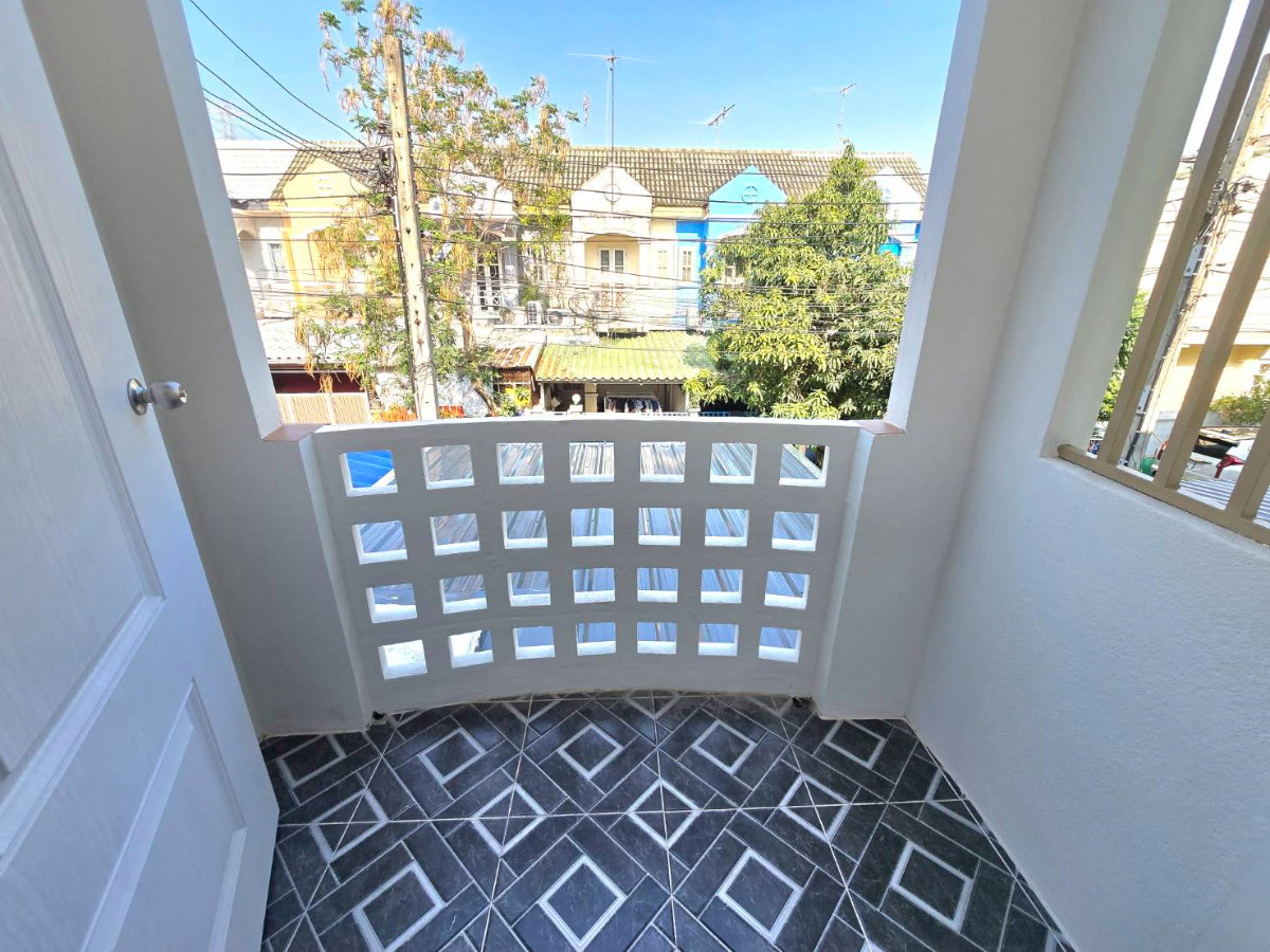 รูป ทาวน์เฮาส์ 2ชั้น รีโนเวทใหม่ ทำเลดี มีระเบียง ด้านหน้า ม.กฤษณา ซอย 1/5 ถนนร่มเกล้า 12 มีนบุรี ราคาถูก - รูปที่ 20/28