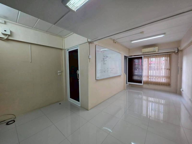 รูป ให้เช่าอาคารพาณิชย์ 3 ชั้นครึ่ง ติดถนนมอเวย์ ศรีราชา - รูปที่ 4/15